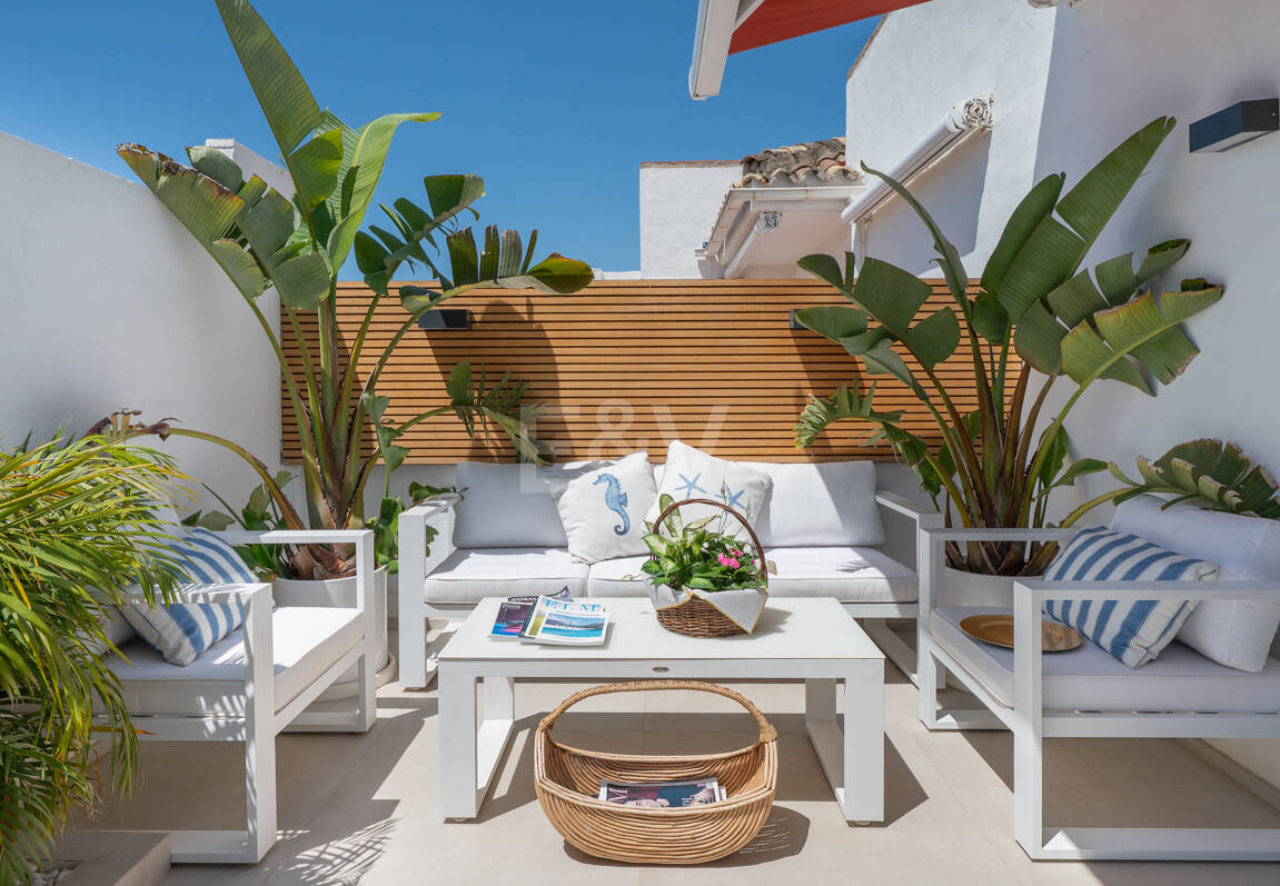Ático exclusivo frente al mar en Las Cañas Beach, Milla de Oro de Marbella