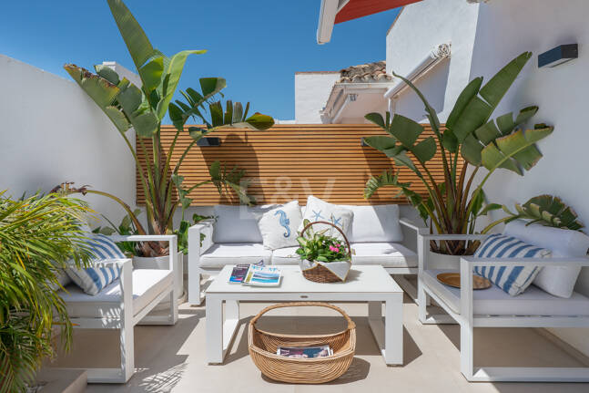 Ático exclusivo frente al mar en Las Cañas Beach, Milla de Oro de Marbella