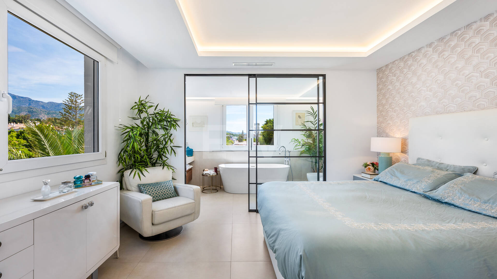 Ático exclusivo frente al mar en Las Cañas Beach, Milla de Oro de Marbella