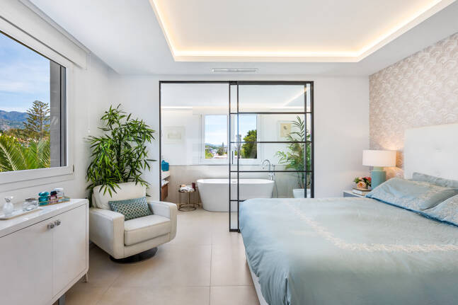 Ático exclusivo frente al mar en Las Cañas Beach, Milla de Oro de Marbella