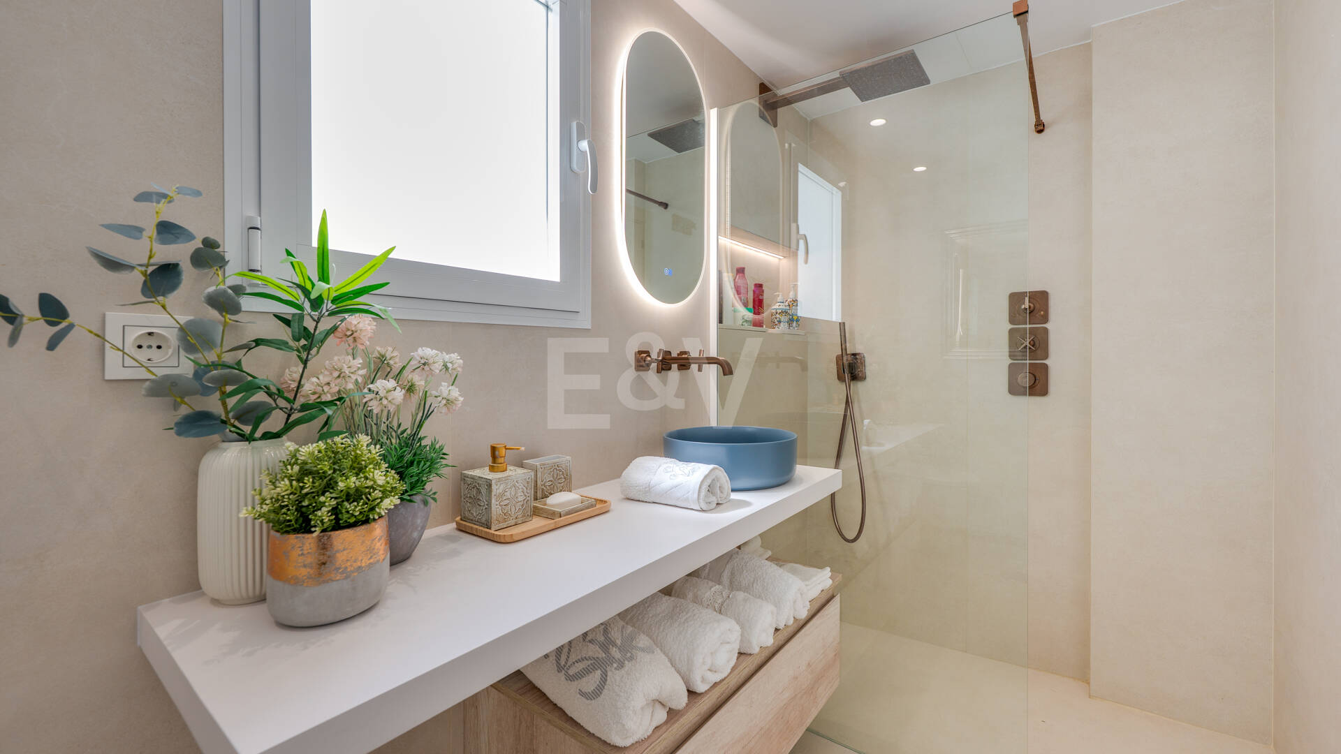 Ático exclusivo frente al mar en Las Cañas Beach, Milla de Oro de Marbella