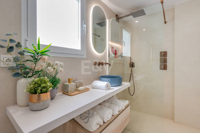 Ático exclusivo frente al mar en Las Cañas Beach, Milla de Oro de Marbella