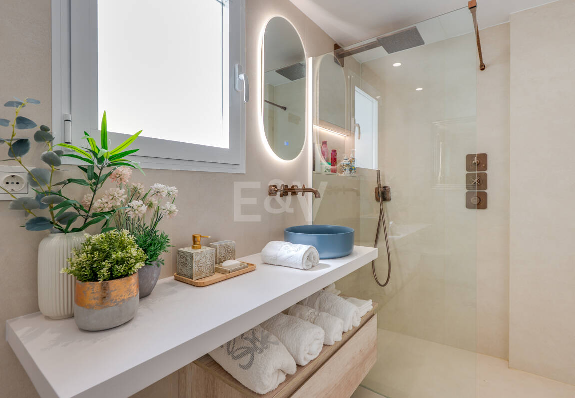Ático exclusivo frente al mar en Las Cañas Beach, Milla de Oro de Marbella