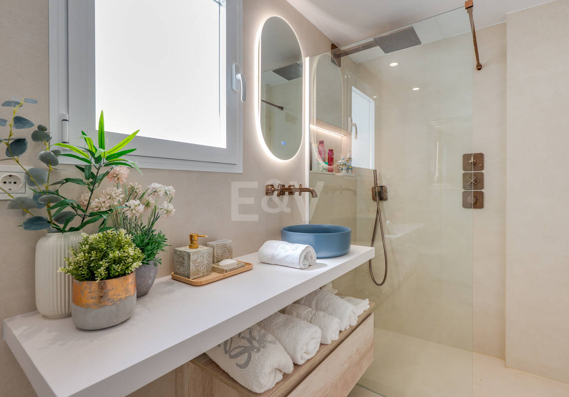 Exklusives Penthouse direkt am Strand in Las Cañas Beach an der Goldenen Meile von Marbella