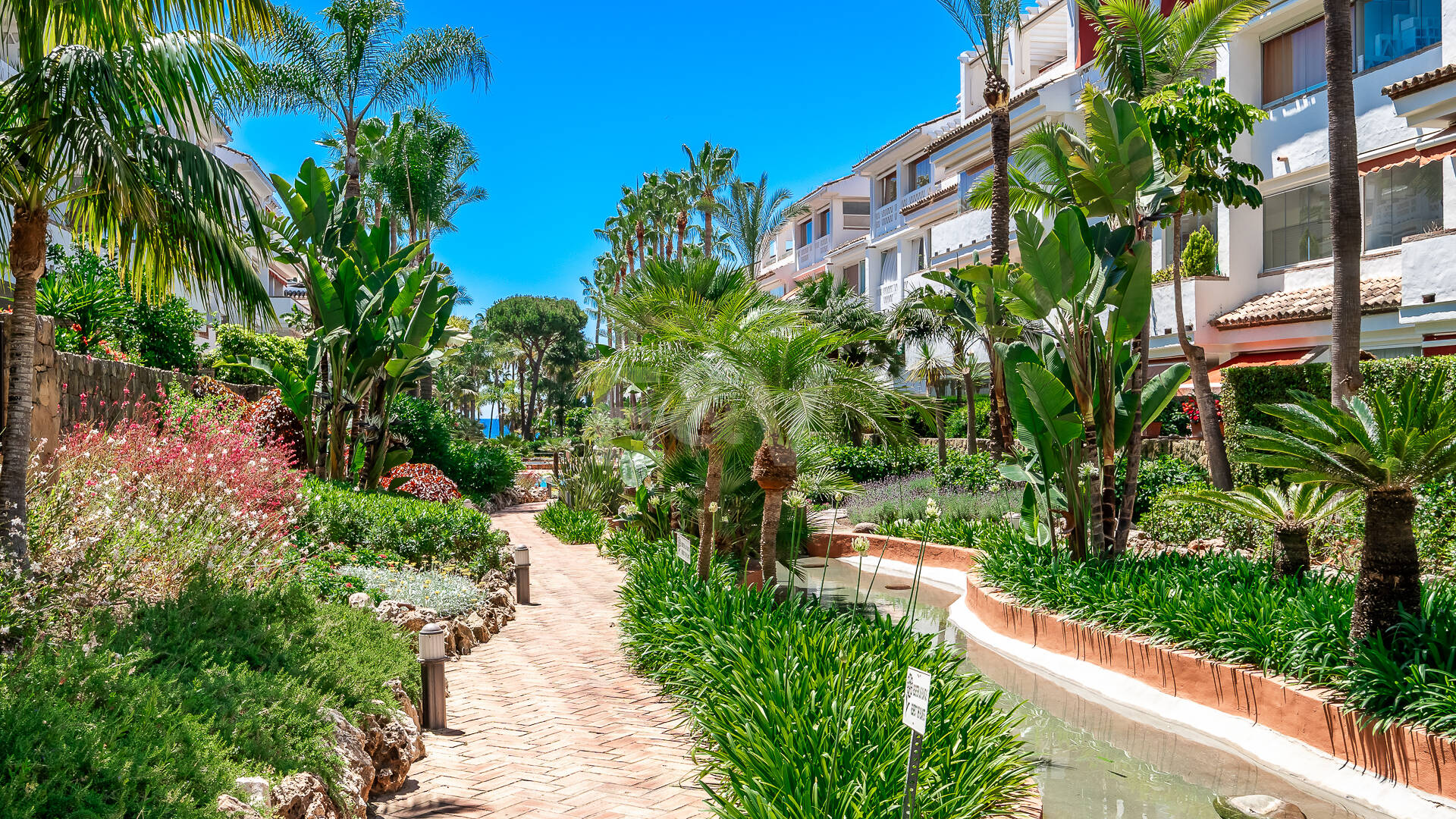 Ático exclusivo frente al mar en Las Cañas Beach, Milla de Oro de Marbella