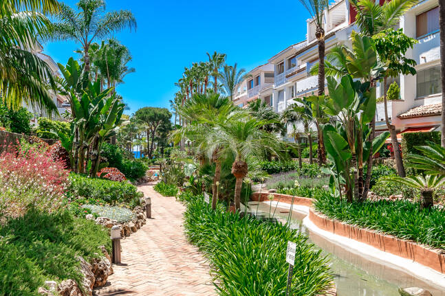 Ático exclusivo frente al mar en Las Cañas Beach, Milla de Oro de Marbella