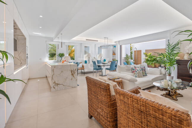 Ático exclusivo frente al mar en Las Cañas Beach, Milla de Oro de Marbella