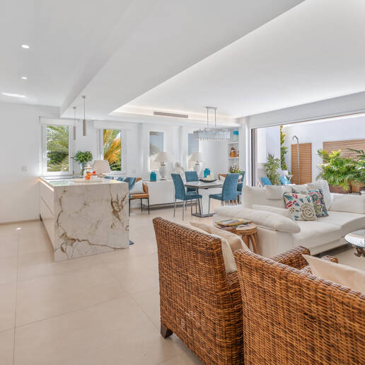 Ático exclusivo frente al mar en Las Cañas Beach, Milla de Oro de Marbella