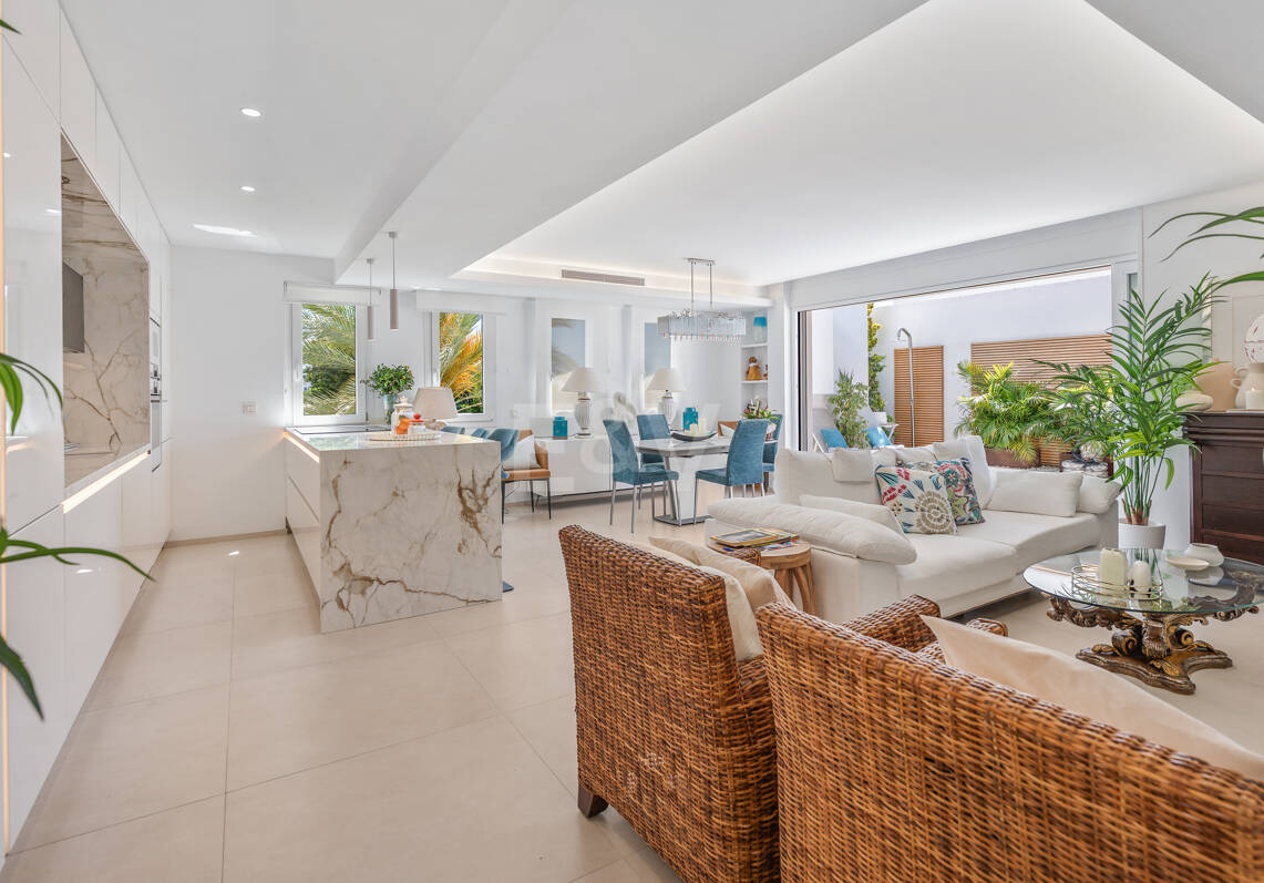 Exklusives Penthouse direkt am Strand in Las Cañas Beach an der Goldenen Meile von Marbella
