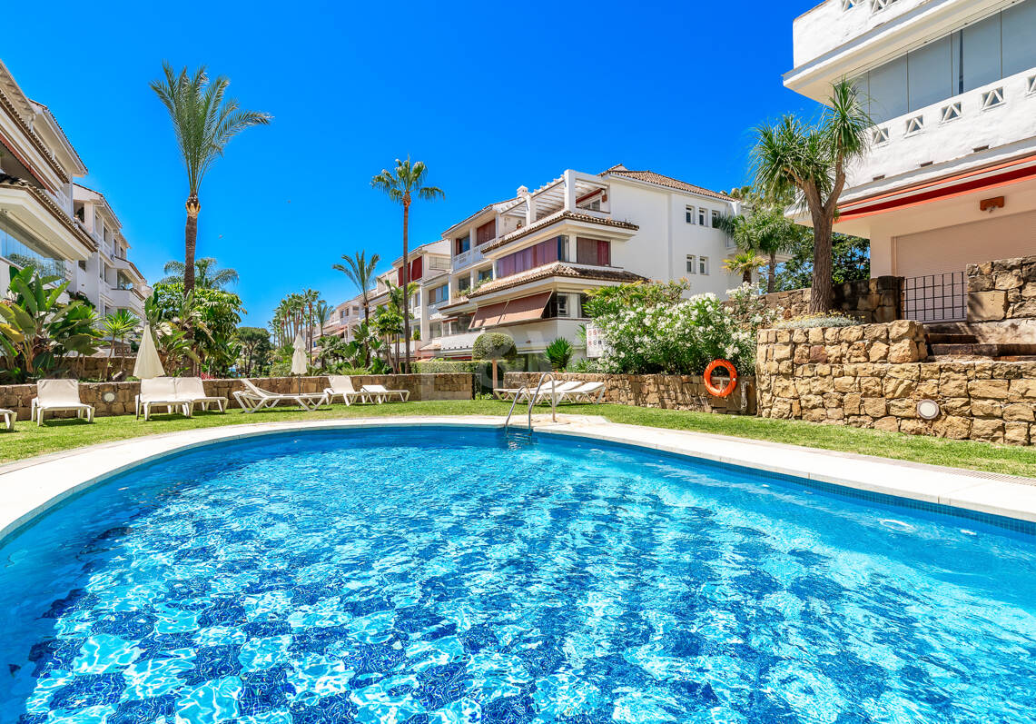 Exklusives Penthouse direkt am Strand in Las Cañas Beach an der Goldenen Meile von Marbella