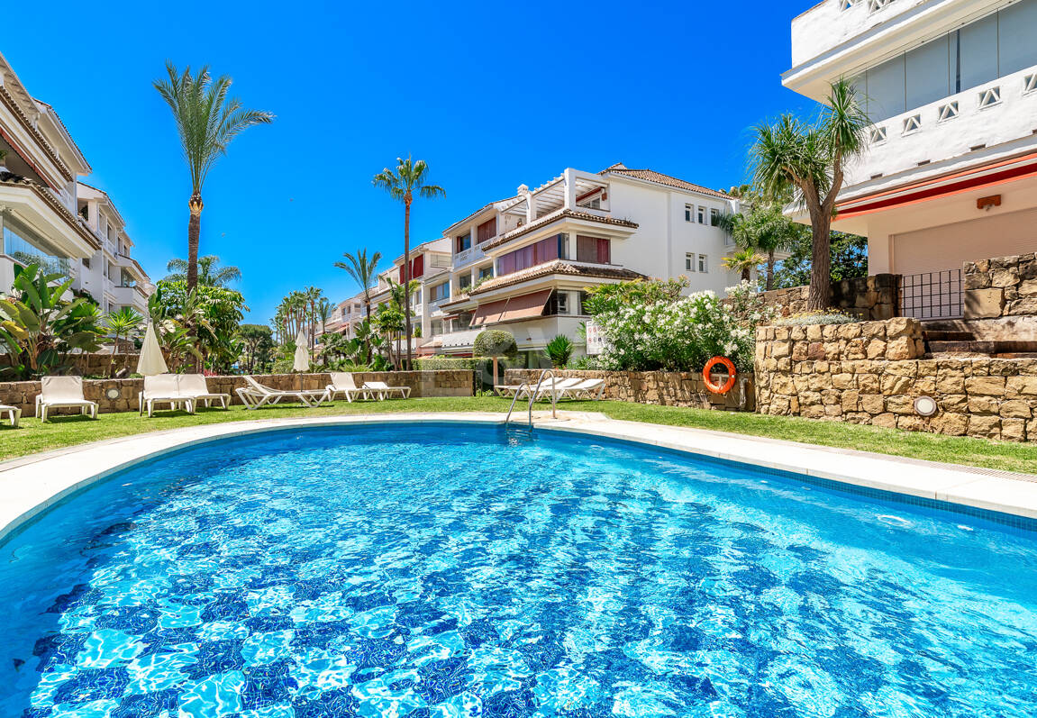 Ático exclusivo frente al mar en Las Cañas Beach, Milla de Oro de Marbella