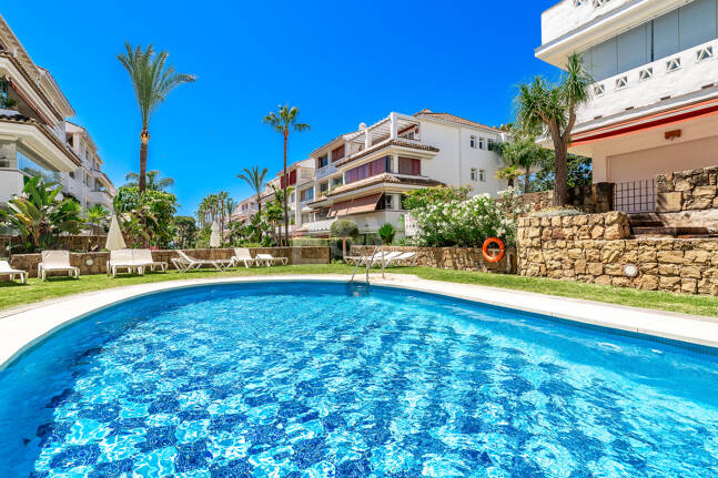Ático exclusivo frente al mar en Las Cañas Beach, Milla de Oro de Marbella