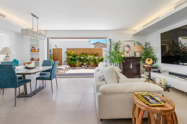 Ático exclusivo frente al mar en Las Cañas Beach, Milla de Oro de Marbella