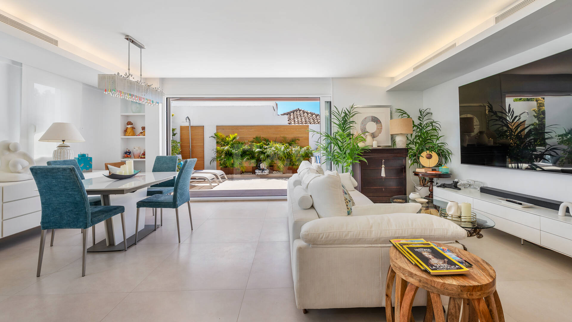 Ático exclusivo frente al mar en Las Cañas Beach, Milla de Oro de Marbella