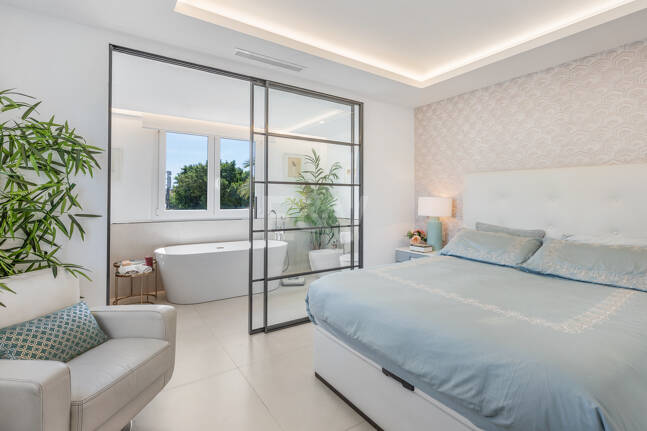 Ático exclusivo frente al mar en Las Cañas Beach, Milla de Oro de Marbella