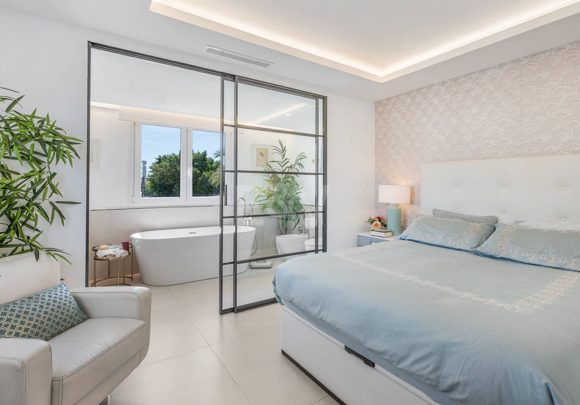 Exklusives Penthouse direkt am Strand in Las Cañas Beach an der Goldenen Meile von Marbella