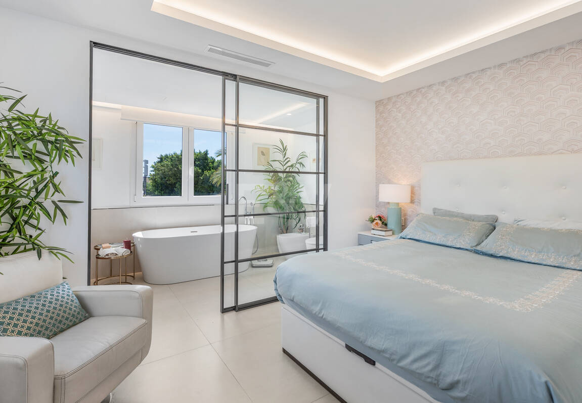 Ático exclusivo frente al mar en Las Cañas Beach, Milla de Oro de Marbella