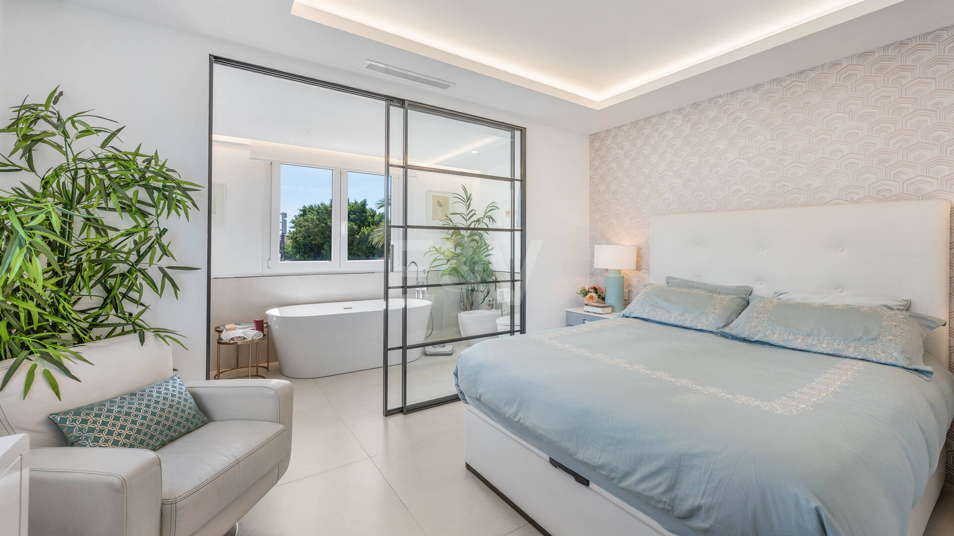 Ático exclusivo frente al mar en Las Cañas Beach, Milla de Oro de Marbella