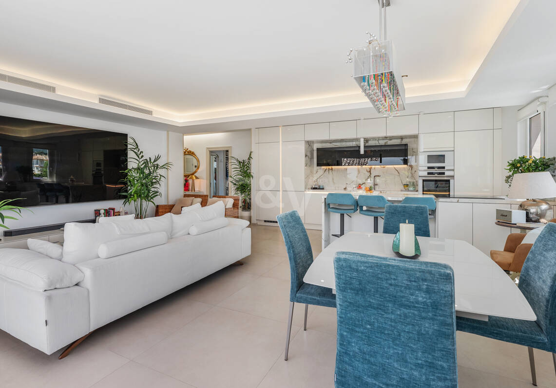 Exklusives Penthouse direkt am Strand in Las Cañas Beach an der Goldenen Meile von Marbella