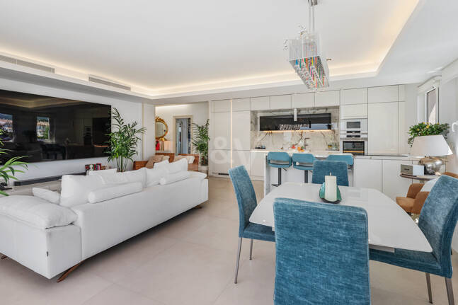 Ático exclusivo frente al mar en Las Cañas Beach, Milla de Oro de Marbella