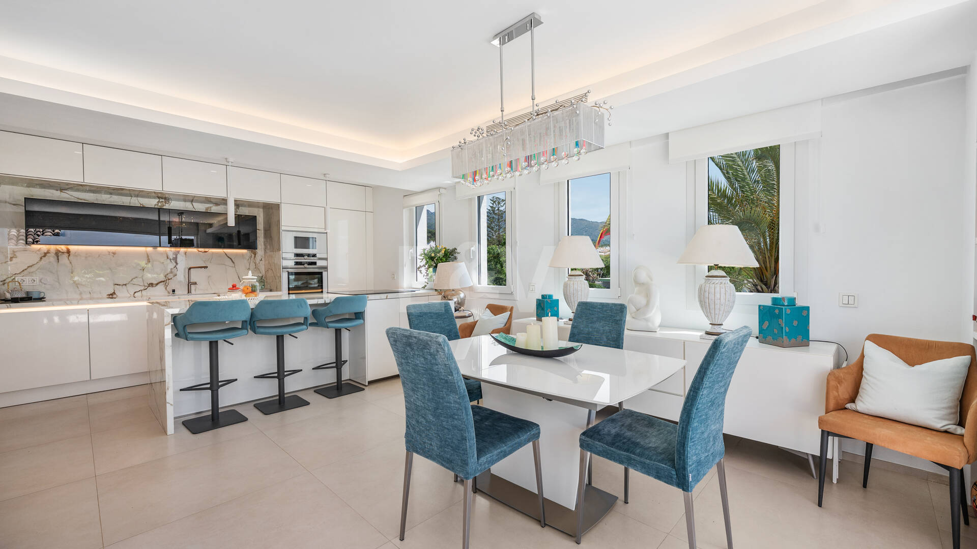 Ático exclusivo frente al mar en Las Cañas Beach, Milla de Oro de Marbella