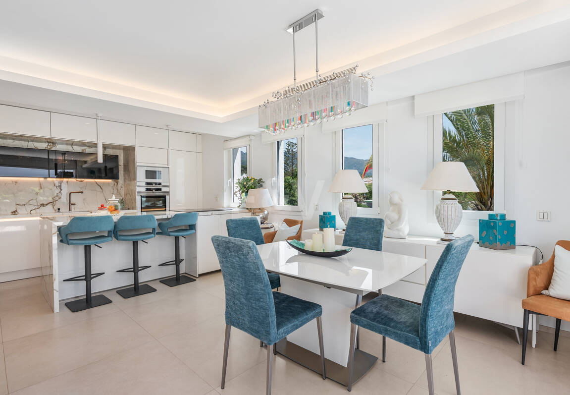 Ático exclusivo frente al mar en Las Cañas Beach, Milla de Oro de Marbella