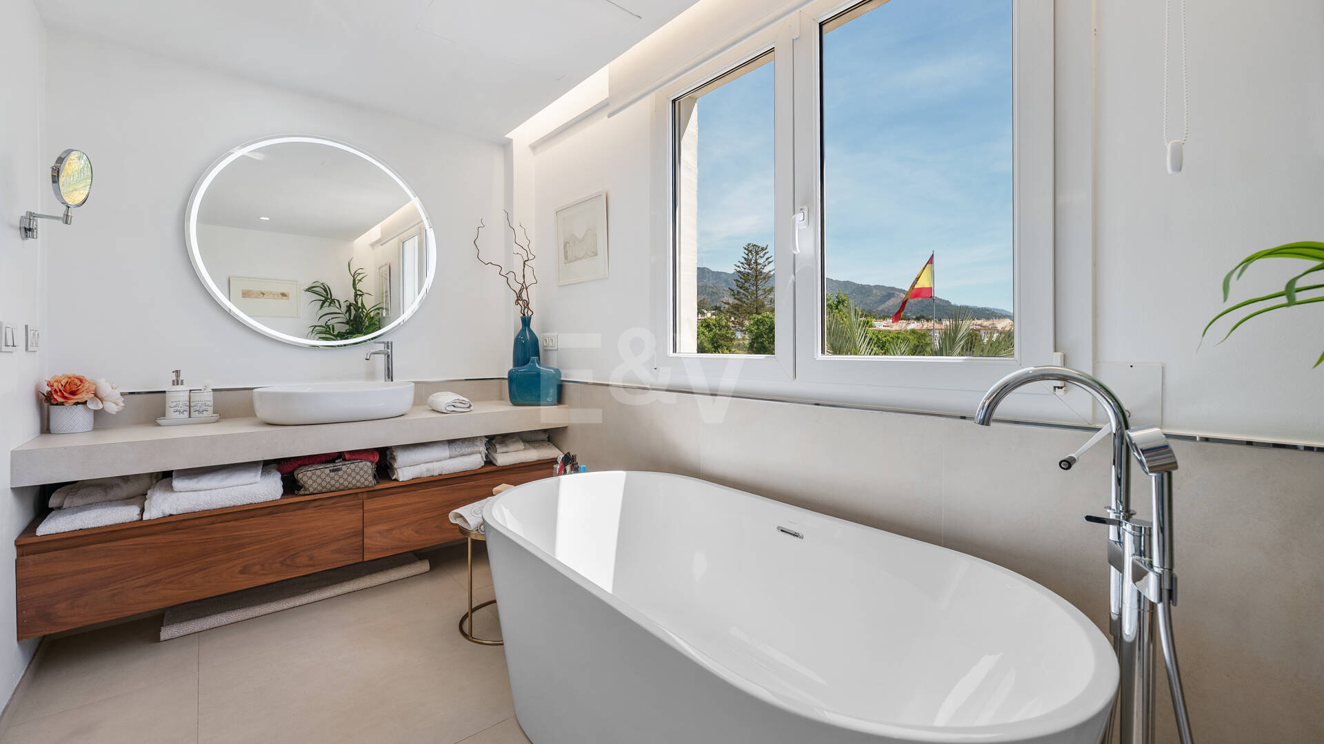 Ático exclusivo frente al mar en Las Cañas Beach, Milla de Oro de Marbella