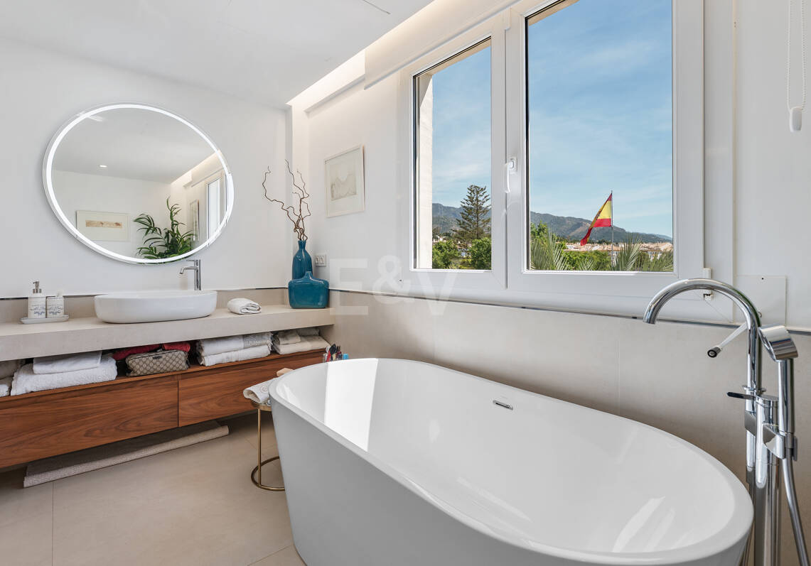 Exklusives Penthouse direkt am Strand in Las Cañas Beach an der Goldenen Meile von Marbella