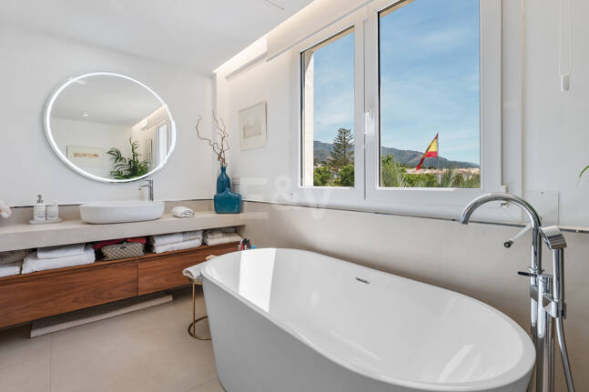 Ático exclusivo frente al mar en Las Cañas Beach, Milla de Oro de Marbella