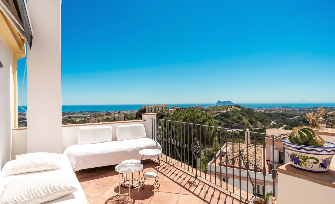 Charmantes Reihenhaus mit 3 SZ und Panoramablick aufs Meer