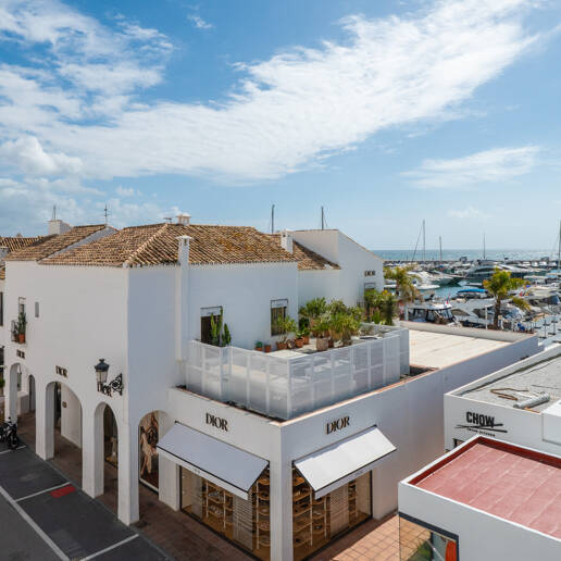 “Estilo de vida «a pie a todas partes». Impresionante apartamento de 2 dormitorios en Puerto Banús con garaje: vistas al mar y ubicación privilegiada en Marbella