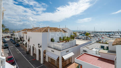 “Walk-Everywhere” Lifestyle. Stunning 2-Bedroom Apartment in Puerto Banús with garage – Sea Views & Prime Location in Marbella