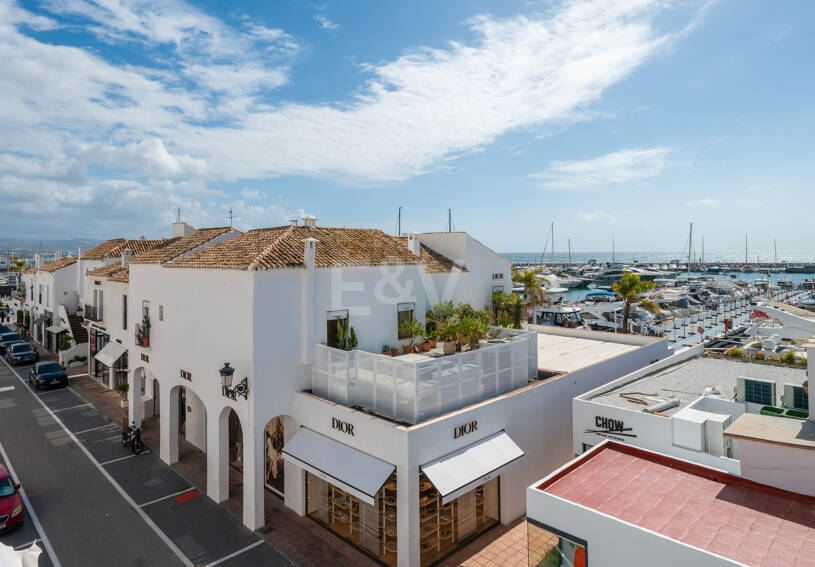“Estilo de vida «a pie a todas partes». Impresionante apartamento de 2 dormitorios en Puerto Banús con garaje: vistas al mar y ubicación privilegiada en Marbella