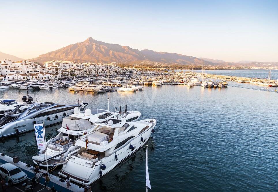 “Estilo de vida «a pie a todas partes». Impresionante apartamento de 2 dormitorios en Puerto Banús con garaje: vistas al mar y ubicación privilegiada en Marbella