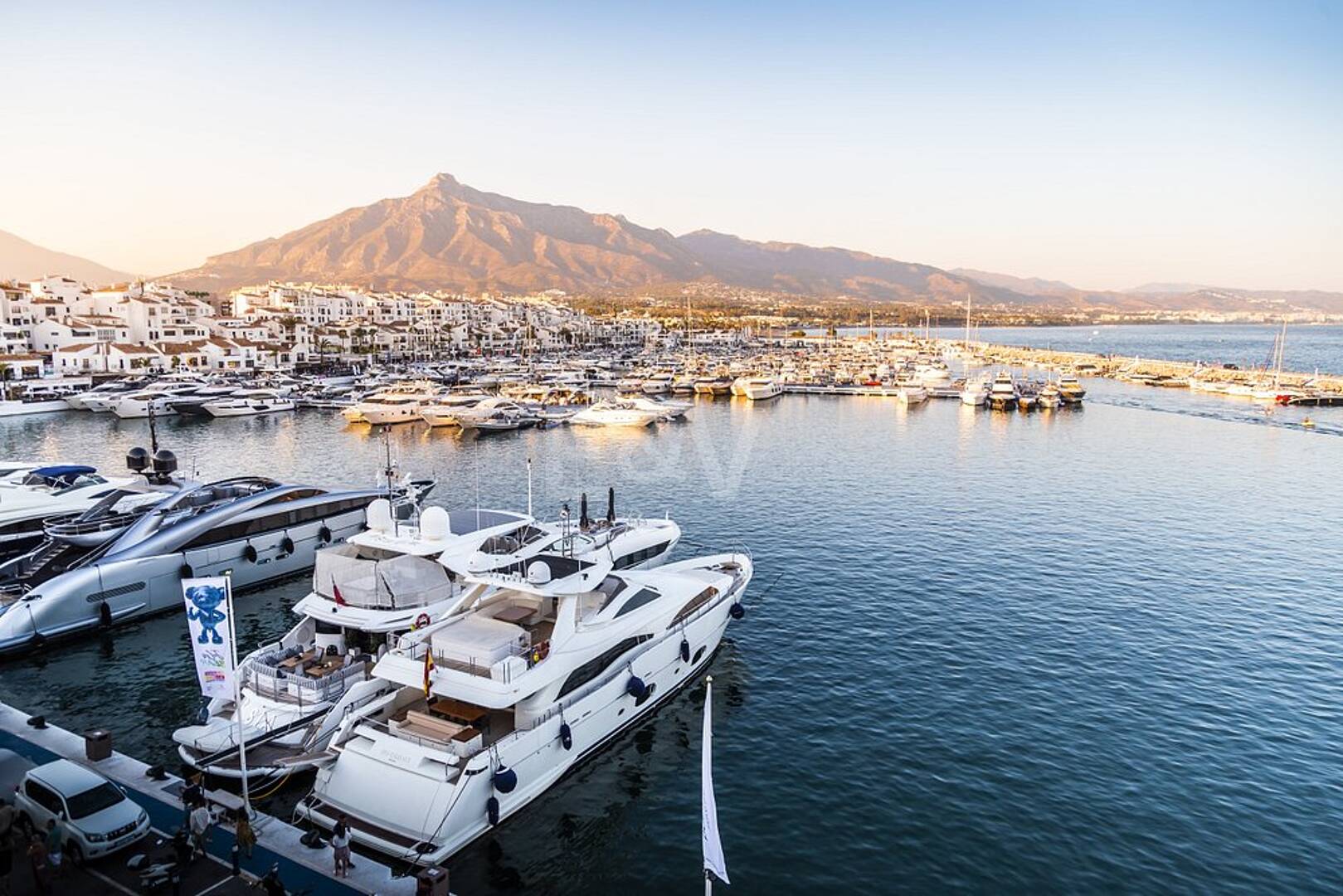 “Estilo de vida «a pie a todas partes». Impresionante apartamento de 2 dormitorios en Puerto Banús con garaje: vistas al mar y ubicación privilegiada en Marbella