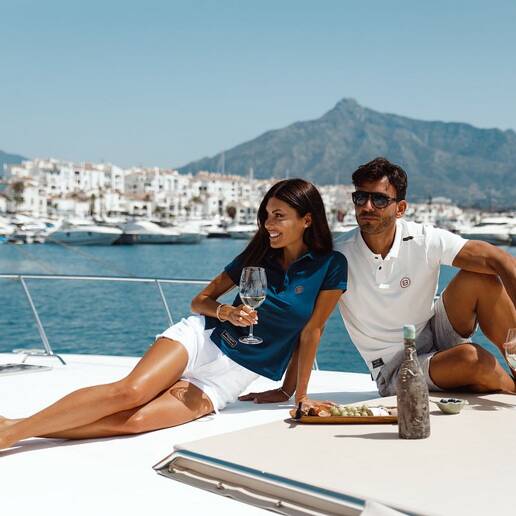 “Estilo de vida «a pie a todas partes». Impresionante apartamento de 2 dormitorios en Puerto Banús con garaje: vistas al mar y ubicación privilegiada en Marbella