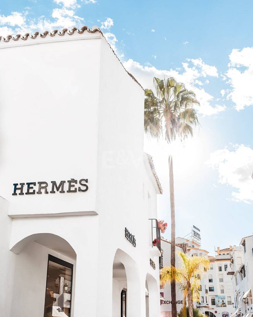 “Estilo de vida «a pie a todas partes». Impresionante apartamento de 2 dormitorios en Puerto Banús con garaje: vistas al mar y ubicación privilegiada en Marbella