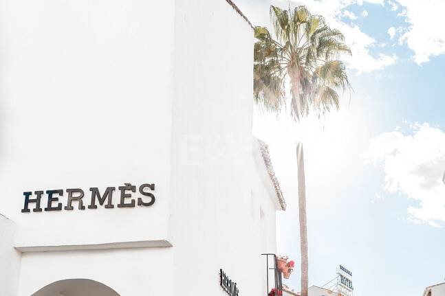 “Estilo de vida «a pie a todas partes». Impresionante apartamento de 2 dormitorios en Puerto Banús con garaje: vistas al mar y ubicación privilegiada en Marbella