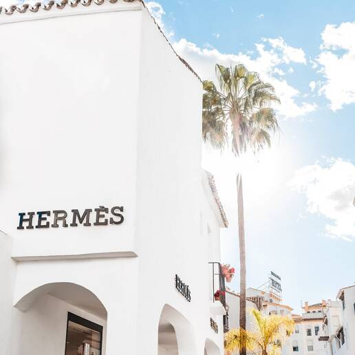 “Estilo de vida «a pie a todas partes». Impresionante apartamento de 2 dormitorios en Puerto Banús con garaje: vistas al mar y ubicación privilegiada en Marbella