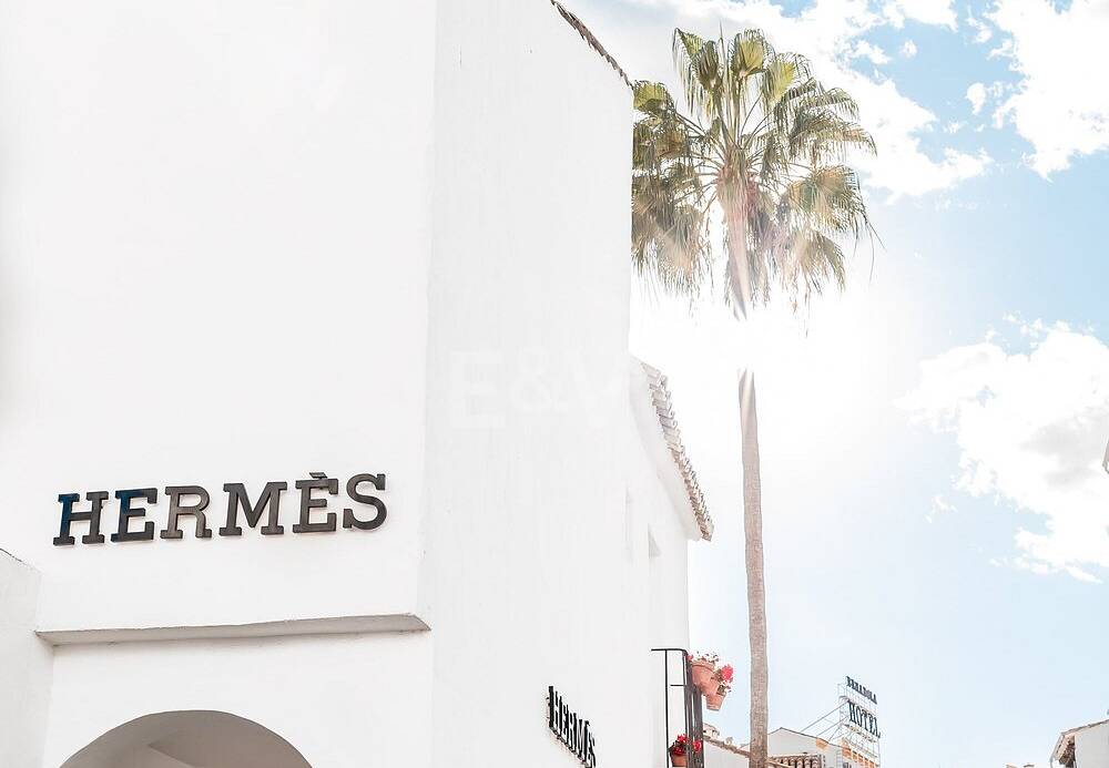 “Estilo de vida «a pie a todas partes». Impresionante apartamento de 2 dormitorios en Puerto Banús con garaje: vistas al mar y ubicación privilegiada en Marbella