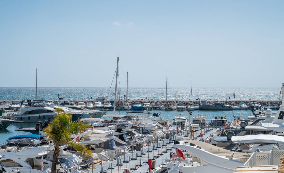 „Überall-zu-Fuß“-Lebensstil. Atemberaubende 2-Zimmer-Wohnung in der Marina von Puerto Banús mit Garage – Meerblick & Toplage in Marbella-Puerto Banús, verfügbar für Lang-, Mittel- und Kurzzeitmieten