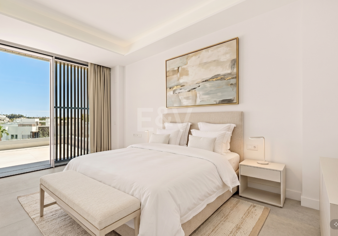 Luksusowy dwupoziomowy penthouse z czterema sypialniami i prywatnym basenem na dachu, z widokiem na pole golfowe Santa Clara