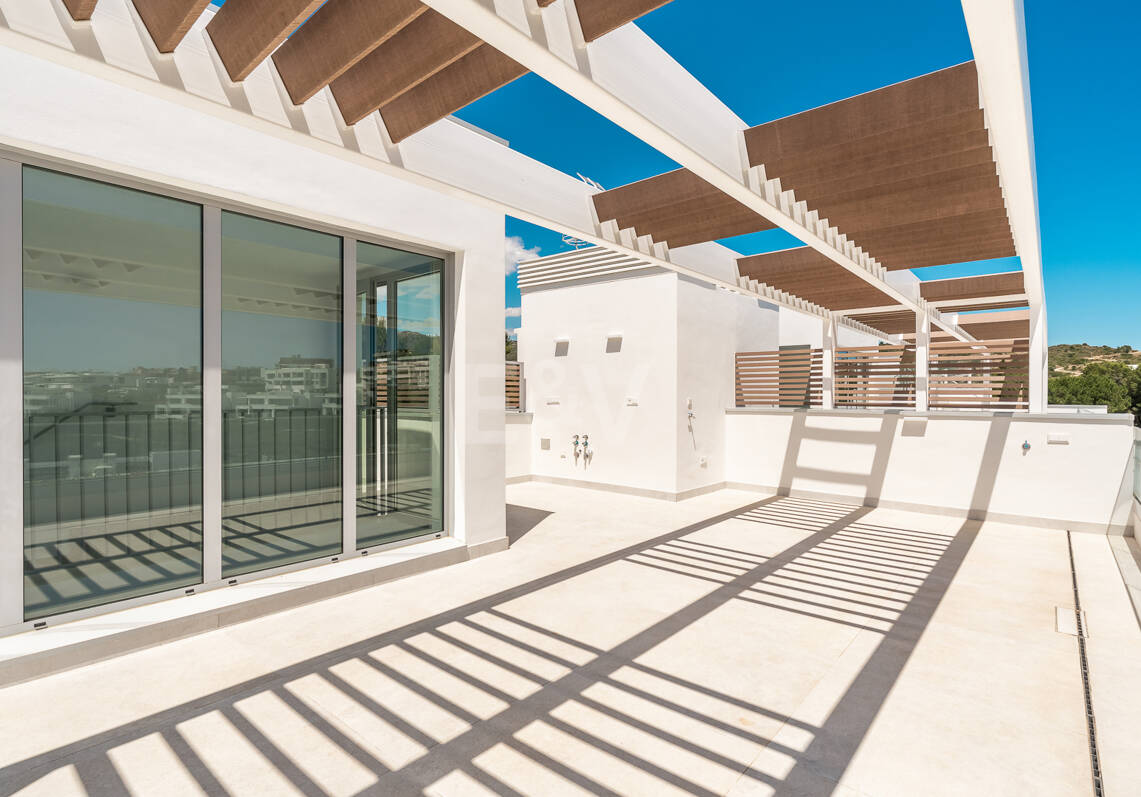 Luksusowy dwupoziomowy penthouse z czterema sypialniami i prywatnym basenem na dachu, z widokiem na pole golfowe Santa Clara