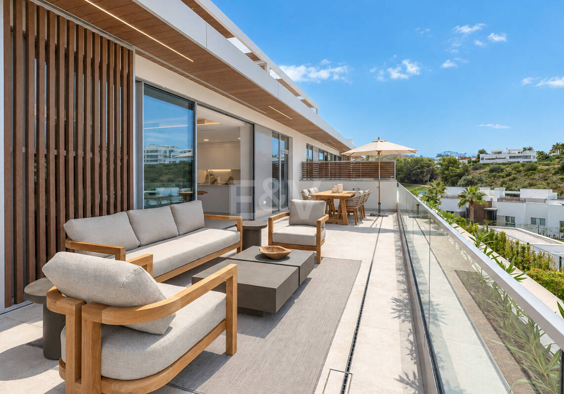 Luksusowy dwupoziomowy penthouse z czterema sypialniami i prywatnym basenem na dachu, z widokiem na pole golfowe Santa Clara