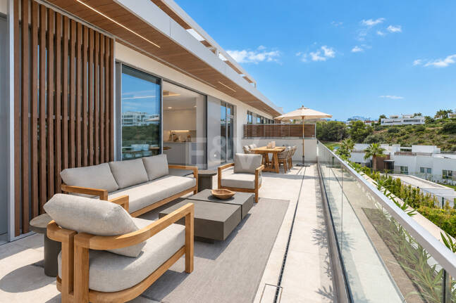 Luksusowy dwupoziomowy penthouse z czterema sypialniami i prywatnym basenem na dachu, z widokiem na pole golfowe Santa Clara