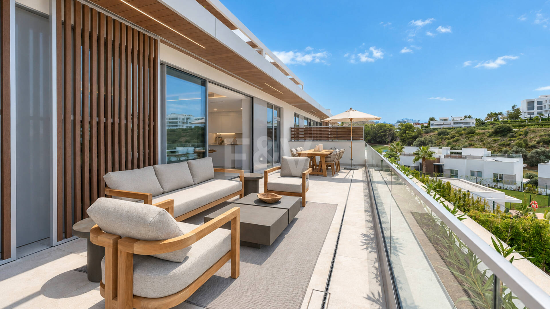 Luksusowy dwupoziomowy penthouse z czterema sypialniami i prywatnym basenem na dachu, z widokiem na pole golfowe Santa Clara