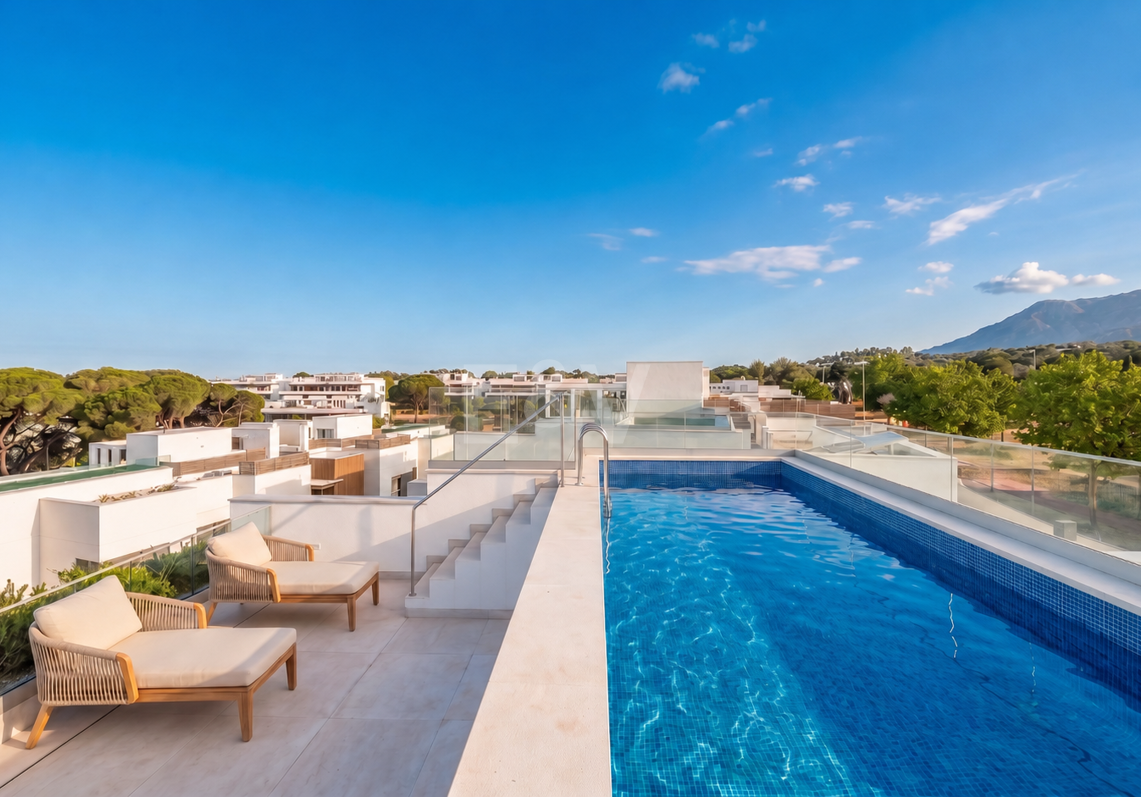 Luksusowy dwupoziomowy penthouse z czterema sypialniami i prywatnym basenem na dachu, z widokiem na pole golfowe Santa Clara