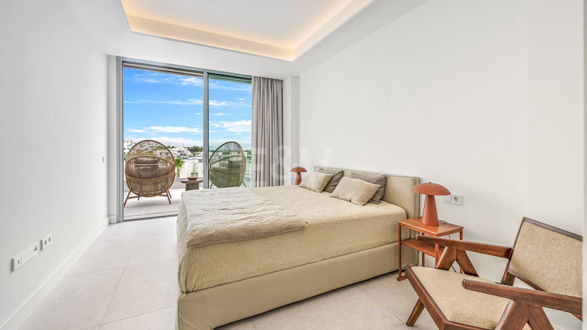 Luksusowy dwupoziomowy penthouse z czterema sypialniami i prywatnym basenem na dachu, z widokiem na pole golfowe Santa Clara