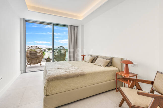 Luksusowy dwupoziomowy penthouse z czterema sypialniami i prywatnym basenem na dachu, z widokiem na pole golfowe Santa Clara