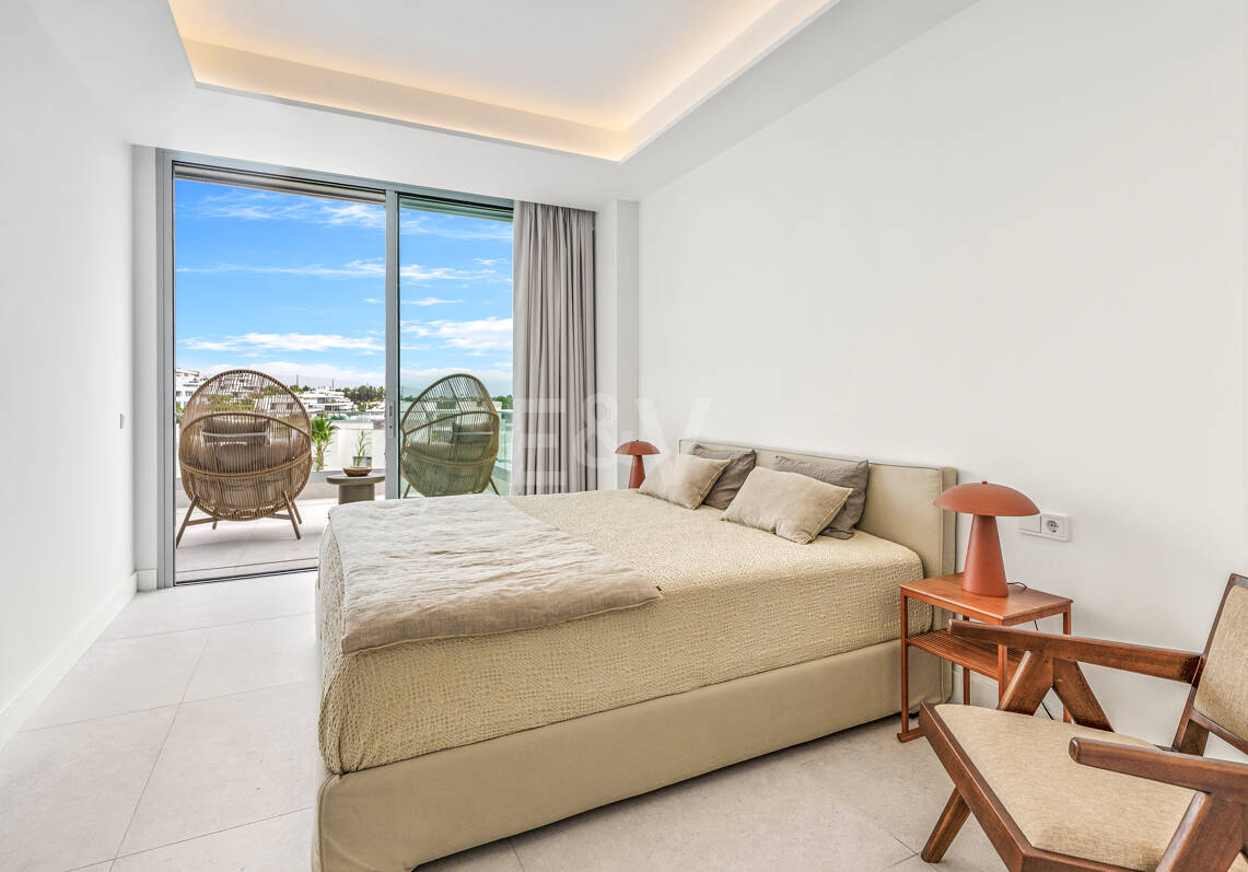 Luksusowy dwupoziomowy penthouse z czterema sypialniami i prywatnym basenem na dachu, z widokiem na pole golfowe Santa Clara